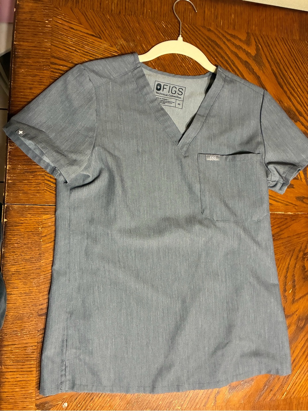 Figs Women’s Slate Gray V-Neck Short Sleeve Top